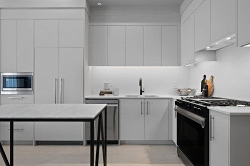 103-8375 Broadcast Avenue Sw, Calgary, AB - Indoor Photo Showing Kitchen With Upgraded Kitchen