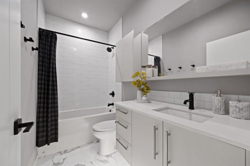 103-8375 Broadcast Avenue Sw, Calgary, AB - Indoor Photo Showing Bathroom