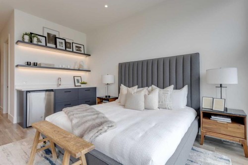 2036 30 Avenue Sw, Calgary, AB - Indoor Photo Showing Bedroom