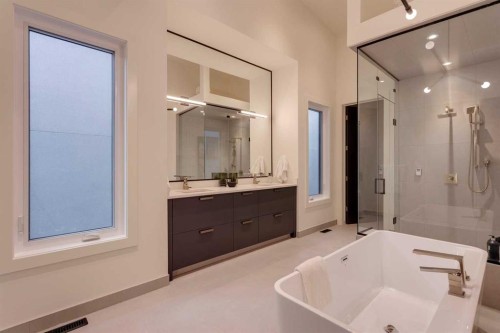 2036 30 Avenue Sw, Calgary, AB - Indoor Photo Showing Bathroom