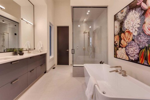 2036 30 Avenue Sw, Calgary, AB - Indoor Photo Showing Bathroom