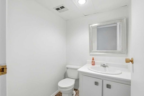3449 Lane Crescent Sw, Calgary, AB - Indoor Photo Showing Bathroom