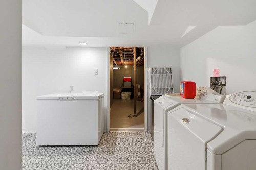 3449 Lane Crescent Sw, Calgary, AB - Indoor Photo Showing Laundry Room