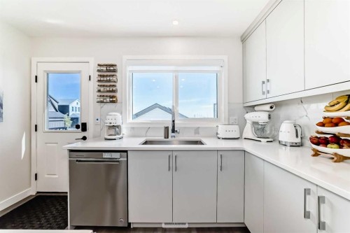 38 Lavender Road Se, Calgary, AB - Indoor Photo Showing Kitchen