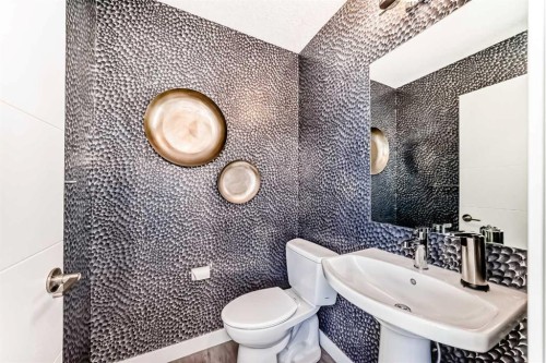 38 Lavender Road Se, Calgary, AB - Indoor Photo Showing Bathroom