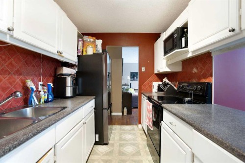 11 Ridgebrook Drive Sw, Airdrie, AB - Indoor Photo Showing Kitchen