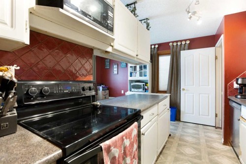 11 Ridgebrook Drive Sw, Airdrie, AB - Indoor Photo Showing Kitchen