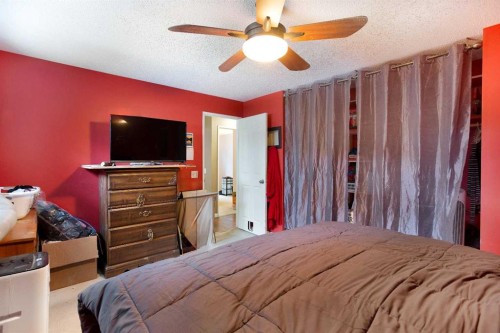 11 Ridgebrook Drive Sw, Airdrie, AB - Indoor Photo Showing Bedroom
