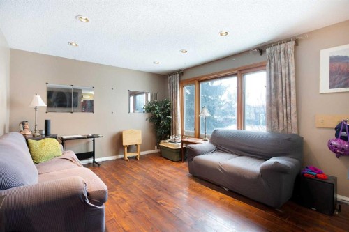 11 Ridgebrook Drive Sw, Airdrie, AB - Indoor Photo Showing Living Room