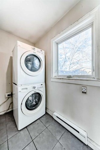 2204 25 Avenue Nw, Calgary, AB - Indoor Photo Showing Laundry Room