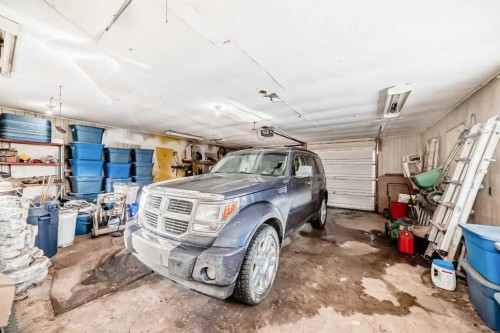 2204 25 Avenue Nw, Calgary, AB - Indoor Photo Showing Garage