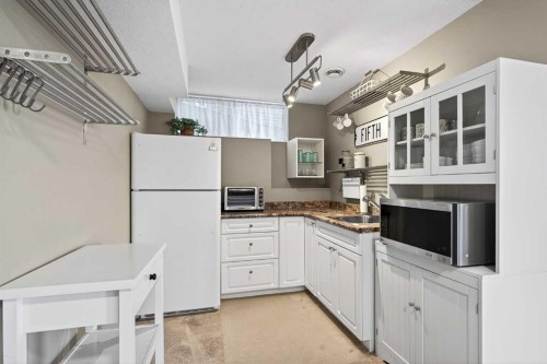 228 Sagewood Landing Sw, Airdrie, AB - Indoor Photo Showing Kitchen