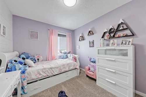 300 Marquis Heights Se, Calgary, AB - Indoor Photo Showing Bedroom
