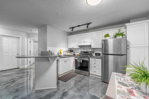109-777 3 Avenue Sw, Calgary, AB - Indoor Photo Showing Kitchen With Upgraded Kitchen