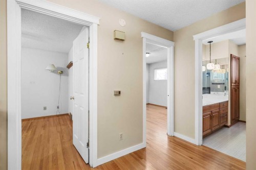 10727 Mapleglen Crescent Se, Calgary, AB - Indoor Photo Showing Other Room