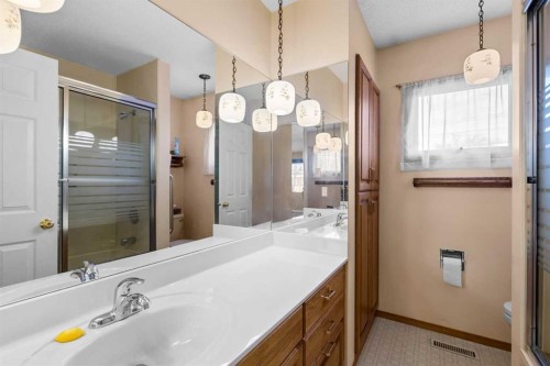 10727 Mapleglen Crescent Se, Calgary, AB - Indoor Photo Showing Bathroom