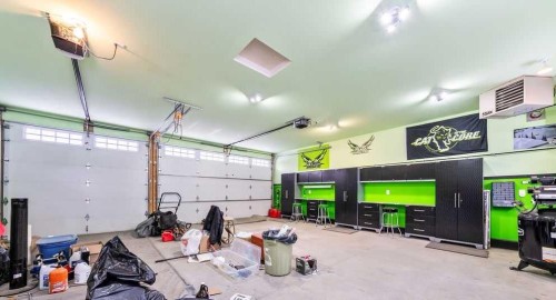 88 Westminster Drive Sw, Calgary, AB - Indoor Photo Showing Garage