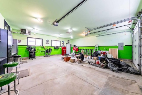 88 Westminster Drive Sw, Calgary, AB - Indoor Photo Showing Garage