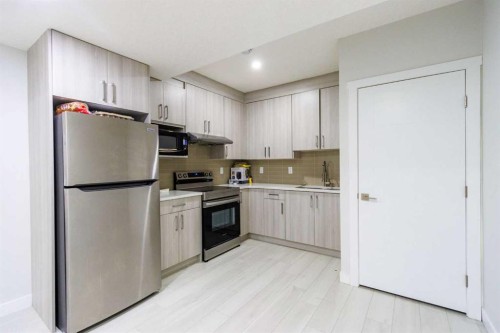 61 Savanna Link Ne, Calgary, AB - Indoor Photo Showing Kitchen