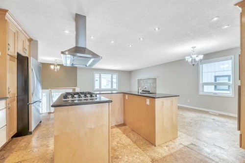 124 Deercrest Close Se, Calgary, AB - Indoor Photo Showing Kitchen