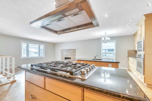 124 Deercrest Close Se, Calgary, AB - Indoor Photo Showing Kitchen