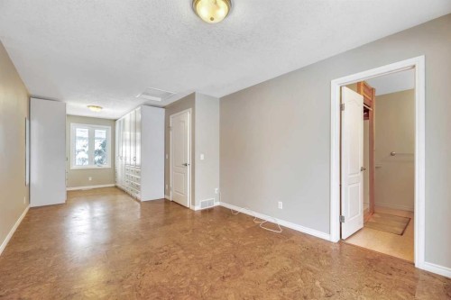 124 Deercrest Close Se, Calgary, AB - Indoor Photo Showing Other Room