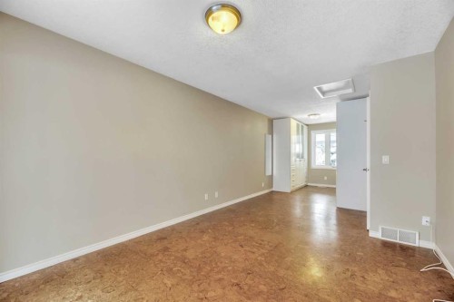 124 Deercrest Close Se, Calgary, AB - Indoor Photo Showing Other Room
