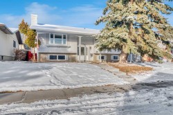 124 Deercrest Close SE Calgary, AB T2J 5T3