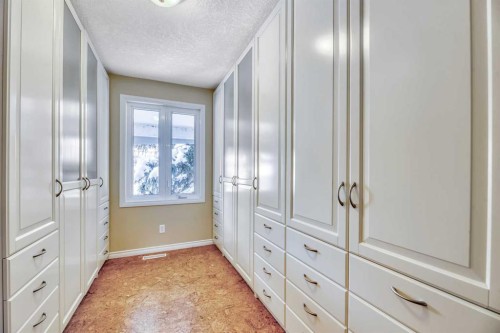 124 Deercrest Close Se, Calgary, AB - Indoor Photo Showing Other Room