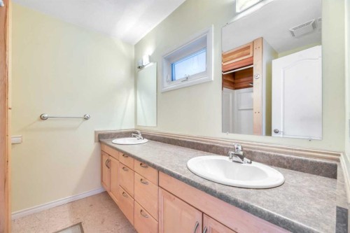 124 Deercrest Close Se, Calgary, AB - Indoor Photo Showing Bathroom