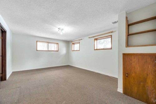 124 Deercrest Close Se, Calgary, AB - Indoor Photo Showing Other Room