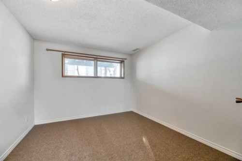 124 Deercrest Close Se, Calgary, AB - Indoor Photo Showing Other Room