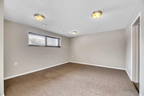 124 Deercrest Close Se, Calgary, AB - Indoor Photo Showing Other Room