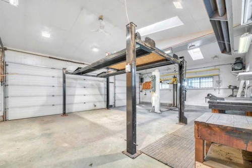 124 Deercrest Close Se, Calgary, AB - Indoor Photo Showing Garage