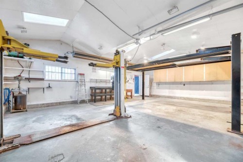 124 Deercrest Close Se, Calgary, AB - Indoor Photo Showing Garage