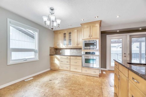 124 Deercrest Close Se, Calgary, AB - Indoor Photo Showing Kitchen