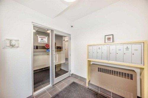 201-2124 17 Street, Calgary, AB - Indoor Photo Showing Other Room