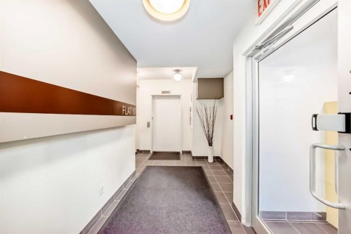 201-2124 17 Street, Calgary, AB - Indoor Photo Showing Other Room