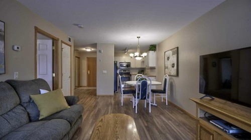 211-728 Country Hills Road Nw, Calgary, AB - Indoor Photo Showing Living Room