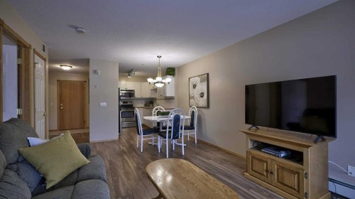 211-728 Country Hills Road Nw, Calgary, AB - Indoor Photo Showing Living Room