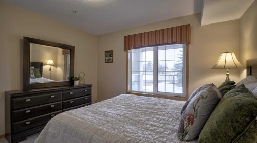 211-728 Country Hills Road Nw, Calgary, AB - Indoor Photo Showing Bedroom