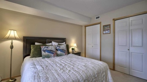 211-728 Country Hills Road Nw, Calgary, AB - Indoor Photo Showing Bedroom