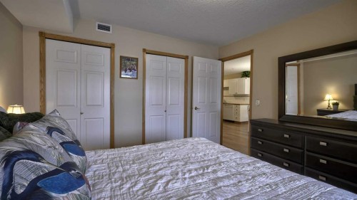 211-728 Country Hills Road Nw, Calgary, AB - Indoor Photo Showing Bedroom