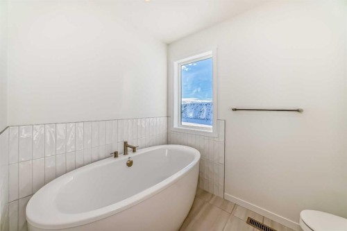 32 Southborough Common, Cochrane, AB - Indoor Photo Showing Bathroom