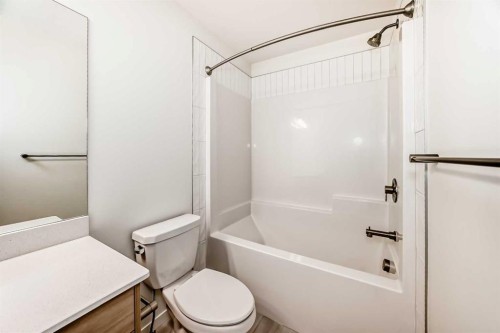 32 Southborough Common, Cochrane, AB - Indoor Photo Showing Bathroom