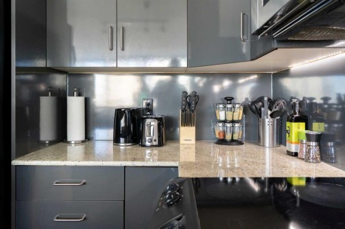 1602-188 15 Avenue Sw, Calgary, AB - Indoor Photo Showing Kitchen With Upgraded Kitchen