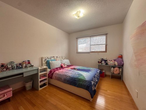 2521 35 Street Se, Calgary, AB - Indoor Photo Showing Bedroom