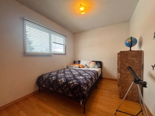 2521 35 Street Se, Calgary, AB - Indoor Photo Showing Bedroom