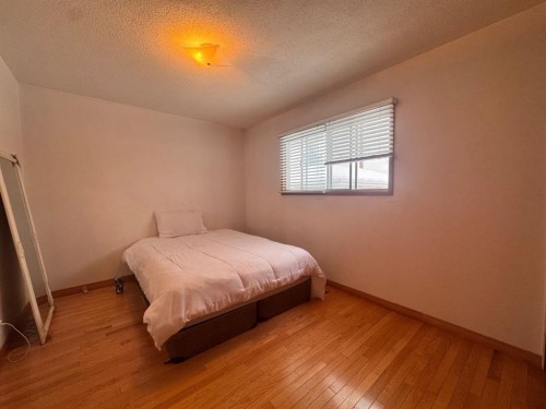 2521 35 Street Se, Calgary, AB - Indoor Photo Showing Bedroom