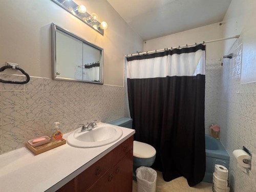 2521 35 Street Se, Calgary, AB - Indoor Photo Showing Bathroom